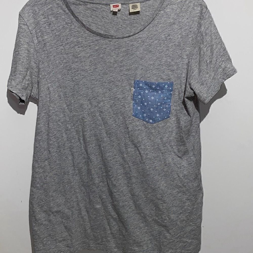 Levi's Women's Short Sleeve Boat Neck‎ Blue Chest Pocket Gray T-Shirt Size S